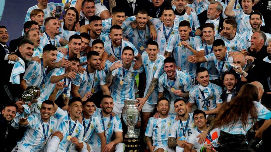 Argentinos começaram a festa no Maracanã e aumentaram na chegada ao país