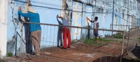 Grupo de pedreiros já realizam o trabalho de revitalização na parte externa do estádio da Curuzu