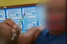Imagem ilustrativa da notícia Vídeo: homem puxa seringa de enfermeira e aplica em si