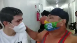 Randolfe Rodrigues sendo abordado por um apoiador de Bolsonaro