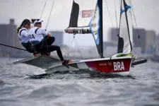 Brasileiras Martine Grael e Kahena Kunze em ação nas Olimpíadas de Tóquio
