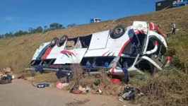 Imagem ilustrativa da notícia Ônibus de turismo sai da pista e deixa 1 morto e 25 feridos
