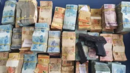Dinheiro e arma apreendida com o suspeito em Capanema
