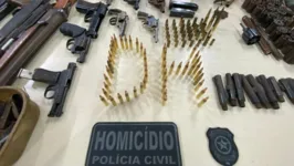 Muitas armas foram apreendidas com os criminosos.