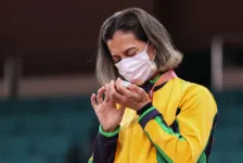 Atleta se emocionou com a medalha.