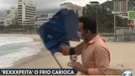 Imagem ilustrativa da notícia Repórter luta para não perder o guarda-chuva na ventania