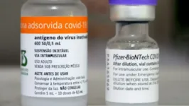 Frascos das vacinas Coronavac e Pfizer 