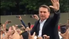 Bolsonaro fala com os apoiadores enfrente a base aérea de Belém