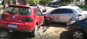 Imagem ilustrativa da notícia Adolescente pega carro e bate em cinco veículos