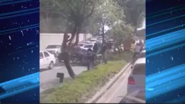 Um carro capotou em um trecho da via e o congestionamento logo se formou.