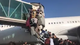 Multidão invade aeroporto para tentar fugir do Afeganistão.