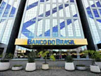 No Banco do Brasil, a remuneração inicial é de R$ 3.022,37, além de outras vantagens como auxílio refeição e cesta alimentação