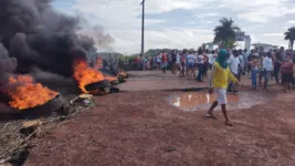 Pneus e pedaços de madeira foram incendiados e usados para bloquear a via. 