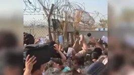 As cenas de afegãos tentando fugir do país são vistas desde domingo, quando o Taleban retomou o poder no Afeganistão. 