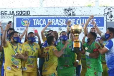 Com a taça na mão, jogadores da Esmac comemoram o título da Taça Brasil de Futsal