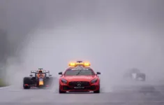 Max Verstappen, da Red Bull, atrás do safety car durante GP da Bélgica d