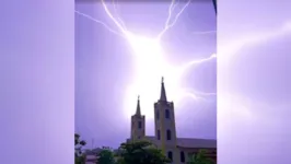 Imagem ilustrativa da notícia Vídeo: raio atinge igreja de Abaetetuba e assusta moradores