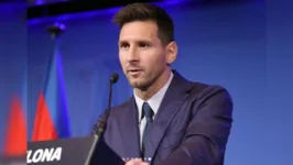 Imagem ilustrativa da notícia Torcedor do Barça tenta impedir ida de Messi para o PSG
