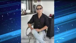 A polícia investiga o caso e faz diligências para identificar e prender os criminosos. 