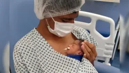 O pai com o filho aconchegado ao peito participa ativamente do processo de recuperação
