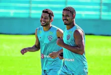 Marlon e Marcelo treinam em ritmo de descontração para o duelo de hoje.