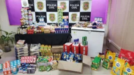 Mandados de busca e apreensão foram cumpridos na casa da suspeita. Além disso, vários produtos foram encontrados no local.