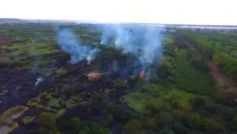 Bombeiros conseguiram evitar que outra casa também queimasse