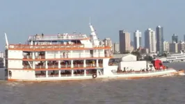 Delegacia de Polícia Fluvial (DPFlu) e do Grupamento Fluvial de Segurança Pública (GFlu) interceptaram o ferryboat “Marajó Norte” ainda no porto de partida, na Avenida Bernardo Sayão. Marinha apreendeu a embarcação, que apresentava irregularidades na documentação