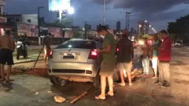 Carro caiu em buraco no bairro da Pedreira