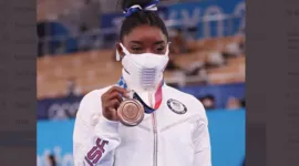 Imagem ilustrativa da notícia Simone Biles leva bronze e Flávia Saraiva fica em sétimo