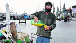 O paranaense Gerônimo Hilário vende suco de laranja no entorno do Complexo Ver-o-Peso. Em média, são 100 copos vendidos por dia

