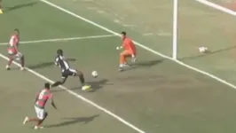 Atacante Léo Reis perde gol dentro da pequena área, pela série D