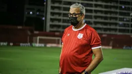 O treinador Hélio dos Anjos pediu demissão na manhã desta quarta-feira (18)