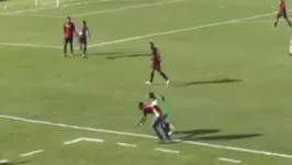 Treinador derroba jogador em partida oficial.