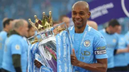 Fernandinho renova por mais uma temporada com o City.