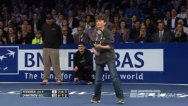 Garoto de 8 anos faz ponto em Roger Federer.