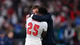 Southgate abraça Saka, jogador de 19 anos que perdeu o pênalti decisivo.