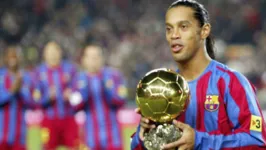 Ronadinho com com a Bola de Ouro quando atuava pelo Barcelona.