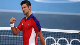 Novak Djokovic ganha mais uma no e avança para semifinais
