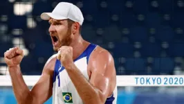 Brasil vence e avança para as quartas de final do vôlei de praia masculino.