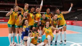 Seleção feminina de vôlei vence mais uma e termina fase classificatória como líder do Grupo A.