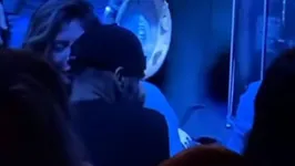 Flagra de Daniel Alves na balada foi filmado e rendeu até ameaças e xingamentos nas redes sociais