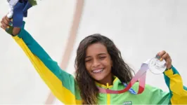 Rayssa mostra seu jeito leve e descontraído na conquista da medalha de prata, em Tóquio.