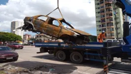 Imagem ilustrativa da notícia Carcaças de veículos são retiradas de avenida em Belém