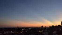 Pôr-do-sol "de fogo" surpreendeu e encerrou a terça-feira com beleza nos céus da cidade.