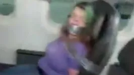 Imagem ilustrativa da notícia Vídeo: mulher é amarrada após tentar abrir porta de avião