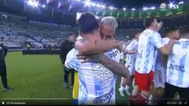 Neymar publicou o vídeo em que vai ao encontro de Lionel Messi parabenizá-lo pela conquista do título