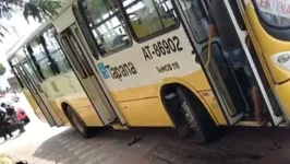 Ciclista foi atingido por um ônibus na manhã desta segunda-feira (16).