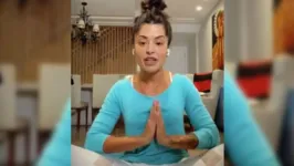 A atriz Aline Riscado durante a  live sobre yoga.