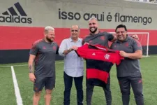 Arthur com a diretoria do clube  de coração